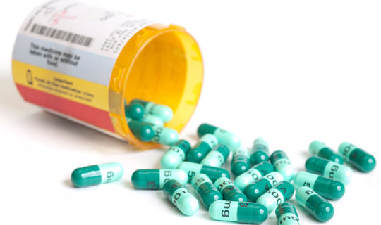 Offen Medikamentendose mit Kapseln. (05-12-09 © brandon parry, iStockphoto)